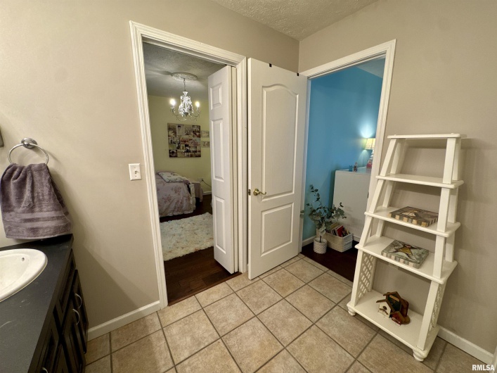 1801 COLONIAL Drive, Marion, Illinois 62959, 3 Bedrooms Bedrooms, 0 ,3 BathroomsBathrooms,Residential,For Sale,COLONIAL,0,RMAEB460134