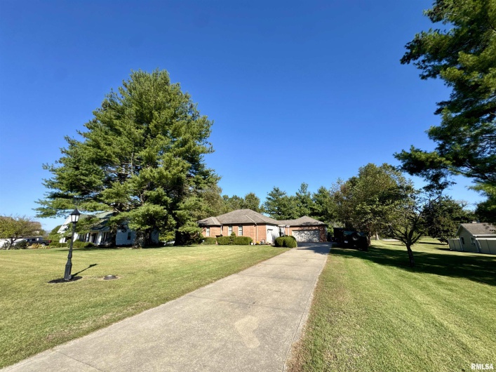 1801 COLONIAL Drive, Marion, Illinois 62959, 3 Bedrooms Bedrooms, 0 ,3 BathroomsBathrooms,Residential,For Sale,COLONIAL,0,RMAEB460134