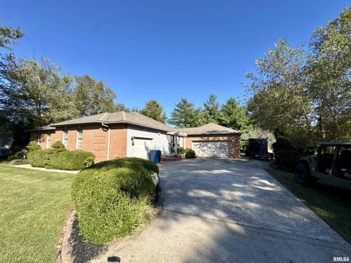 1801 COLONIAL Drive, Marion, Illinois 62959, 3 Bedrooms Bedrooms, 0 ,3 BathroomsBathrooms,Residential,For Sale,COLONIAL,0,RMAEB460134