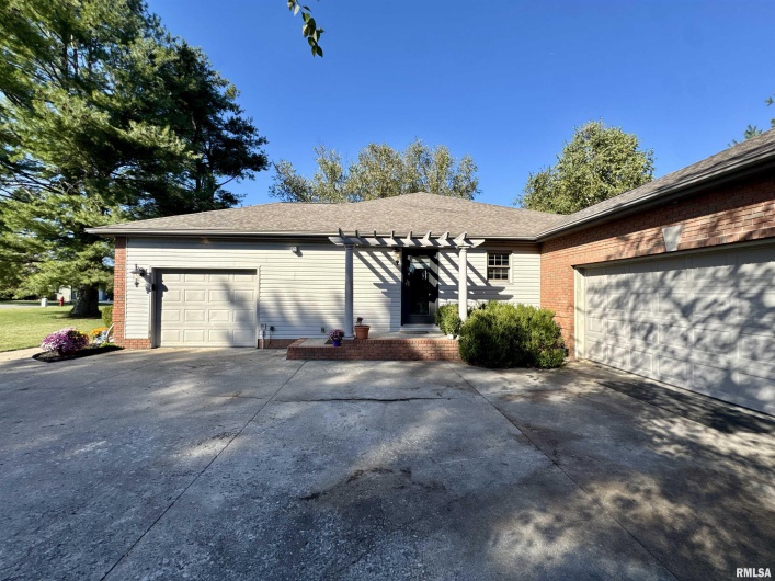1801 COLONIAL Drive, Marion, Illinois 62959, 3 Bedrooms Bedrooms, 0 ,3 BathroomsBathrooms,Residential,For Sale,COLONIAL,0,RMAEB460134
