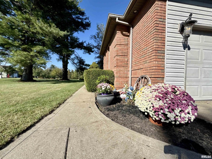 1801 COLONIAL Drive, Marion, Illinois 62959, 3 Bedrooms Bedrooms, 0 ,3 BathroomsBathrooms,Residential,For Sale,COLONIAL,0,RMAEB460134