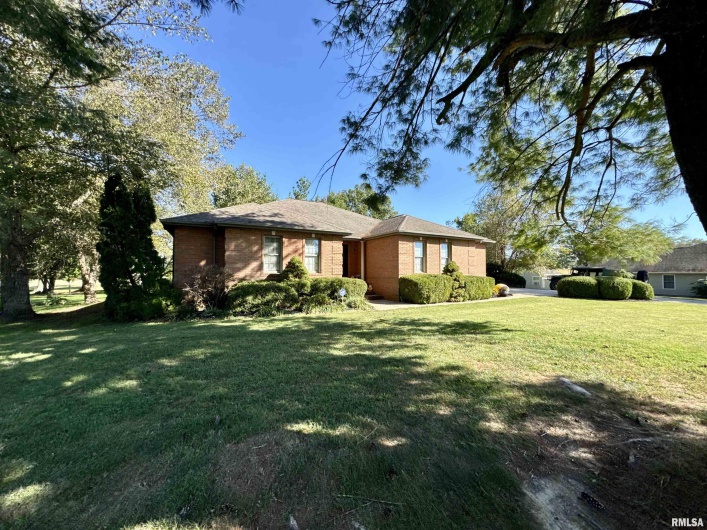 1801 COLONIAL Drive, Marion, Illinois 62959, 3 Bedrooms Bedrooms, 0 ,3 BathroomsBathrooms,Residential,For Sale,COLONIAL,0,RMAEB460134