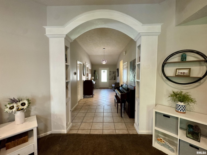 1801 COLONIAL Drive, Marion, Illinois 62959, 3 Bedrooms Bedrooms, 0 ,3 BathroomsBathrooms,Residential,For Sale,COLONIAL,0,RMAEB460134