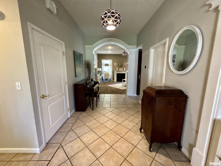 1801 COLONIAL Drive, Marion, Illinois 62959, 3 Bedrooms Bedrooms, 0 ,3 BathroomsBathrooms,Residential,For Sale,COLONIAL,0,RMAEB460134