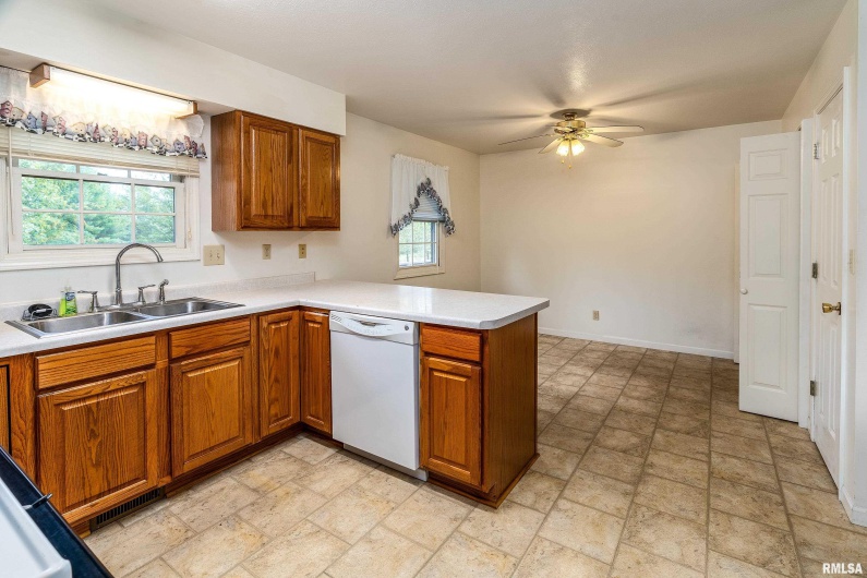 102 THOMAS Road, Carbondale, Illinois 62902, 3 Bedrooms Bedrooms, 0 ,2 BathroomsBathrooms,Residential,For Sale,THOMAS,0,RMAEB460144