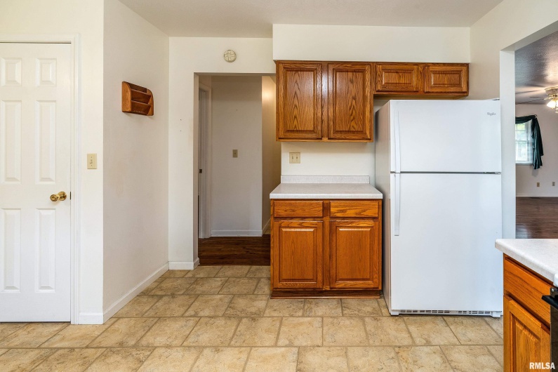 102 THOMAS Road, Carbondale, Illinois 62902, 3 Bedrooms Bedrooms, 0 ,2 BathroomsBathrooms,Residential,For Sale,THOMAS,0,RMAEB460144