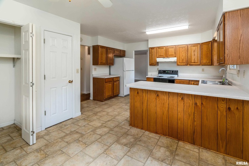 102 THOMAS Road, Carbondale, Illinois 62902, 3 Bedrooms Bedrooms, 0 ,2 BathroomsBathrooms,Residential,For Sale,THOMAS,0,RMAEB460144
