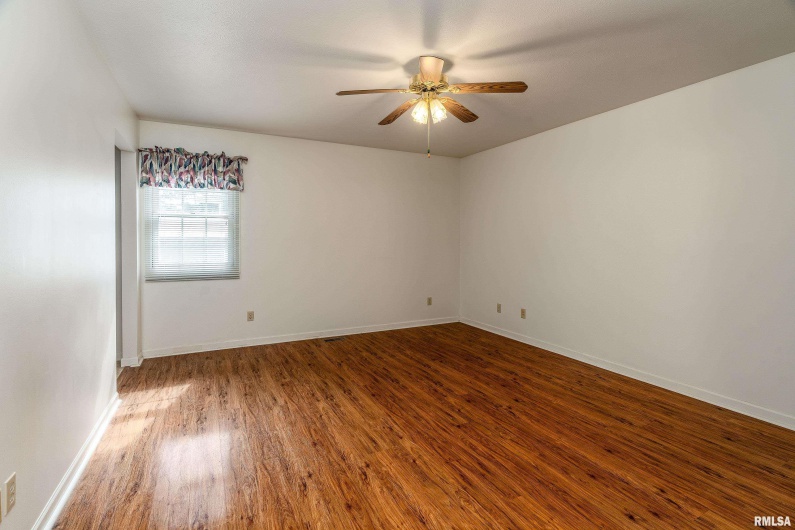 102 THOMAS Road, Carbondale, Illinois 62902, 3 Bedrooms Bedrooms, 0 ,2 BathroomsBathrooms,Residential,For Sale,THOMAS,0,RMAEB460144