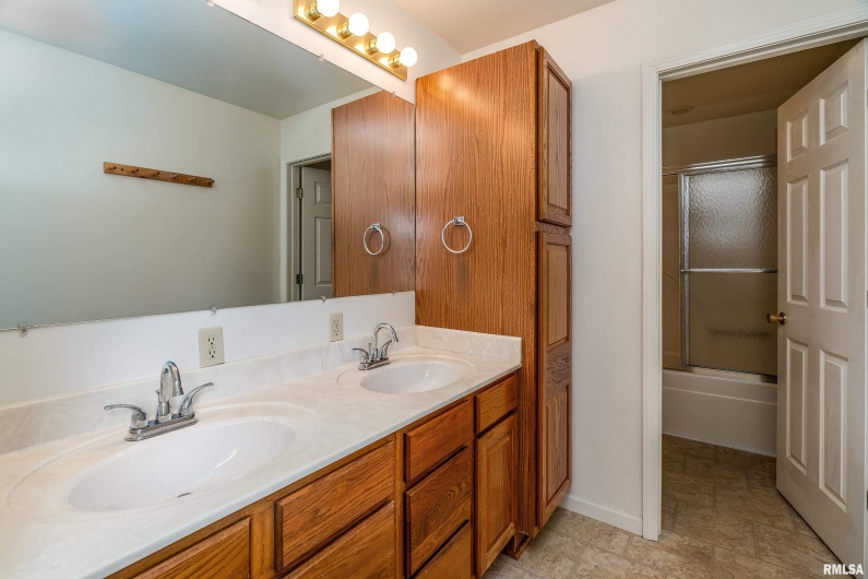 102 THOMAS Road, Carbondale, Illinois 62902, 3 Bedrooms Bedrooms, 0 ,2 BathroomsBathrooms,Residential,For Sale,THOMAS,0,RMAEB460144
