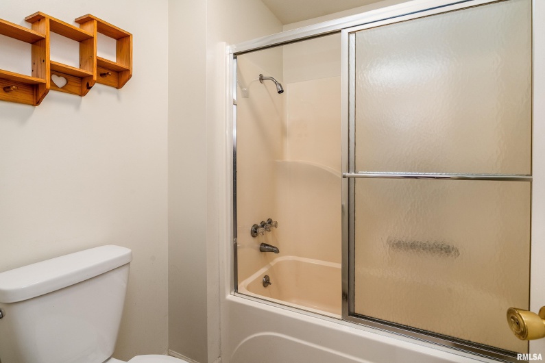 102 THOMAS Road, Carbondale, Illinois 62902, 3 Bedrooms Bedrooms, 0 ,2 BathroomsBathrooms,Residential,For Sale,THOMAS,0,RMAEB460144