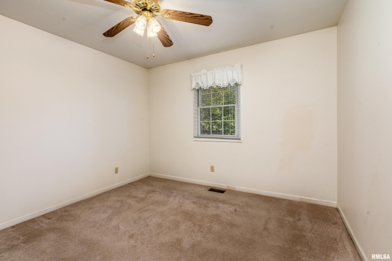 102 THOMAS Road, Carbondale, Illinois 62902, 3 Bedrooms Bedrooms, 0 ,2 BathroomsBathrooms,Residential,For Sale,THOMAS,0,RMAEB460144
