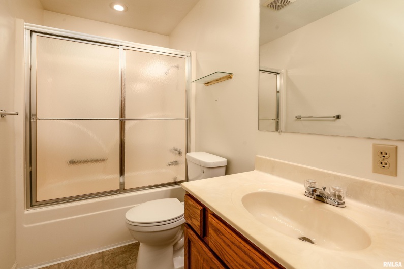 102 THOMAS Road, Carbondale, Illinois 62902, 3 Bedrooms Bedrooms, 0 ,2 BathroomsBathrooms,Residential,For Sale,THOMAS,0,RMAEB460144