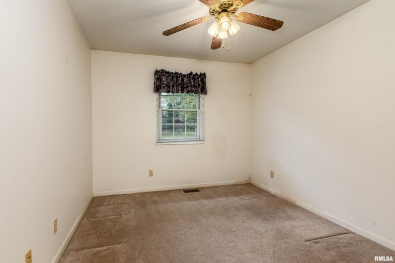 102 THOMAS Road, Carbondale, Illinois 62902, 3 Bedrooms Bedrooms, 0 ,2 BathroomsBathrooms,Residential,For Sale,THOMAS,0,RMAEB460144