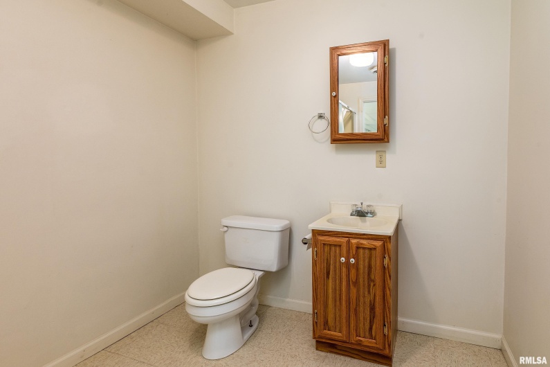 102 THOMAS Road, Carbondale, Illinois 62902, 3 Bedrooms Bedrooms, 0 ,2 BathroomsBathrooms,Residential,For Sale,THOMAS,0,RMAEB460144