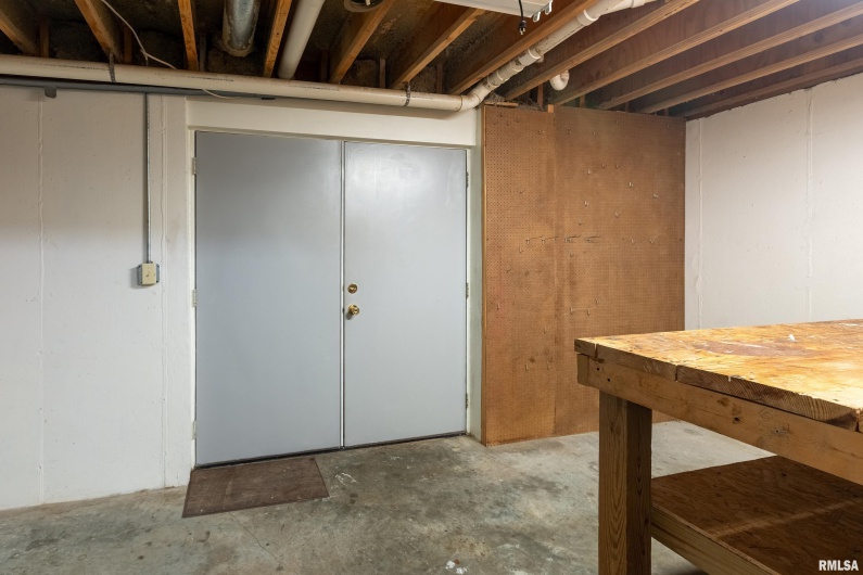 102 THOMAS Road, Carbondale, Illinois 62902, 3 Bedrooms Bedrooms, 0 ,2 BathroomsBathrooms,Residential,For Sale,THOMAS,0,RMAEB460144