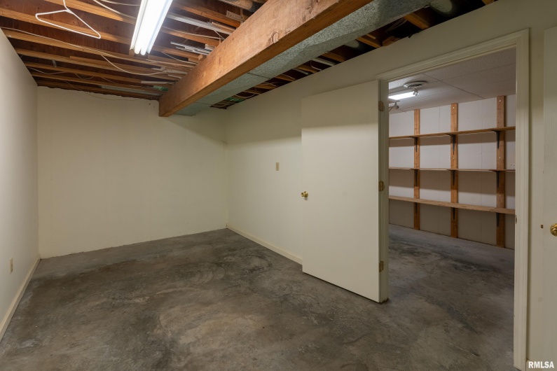 102 THOMAS Road, Carbondale, Illinois 62902, 3 Bedrooms Bedrooms, 0 ,2 BathroomsBathrooms,Residential,For Sale,THOMAS,0,RMAEB460144