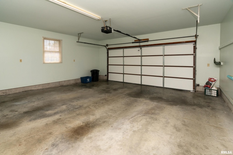 102 THOMAS Road, Carbondale, Illinois 62902, 3 Bedrooms Bedrooms, 0 ,2 BathroomsBathrooms,Residential,For Sale,THOMAS,0,RMAEB460144