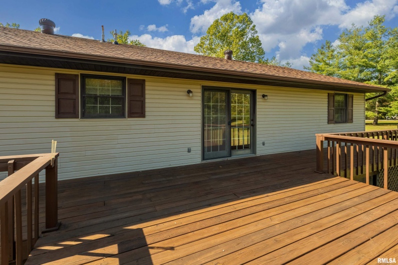 102 THOMAS Road, Carbondale, Illinois 62902, 3 Bedrooms Bedrooms, 0 ,2 BathroomsBathrooms,Residential,For Sale,THOMAS,0,RMAEB460144