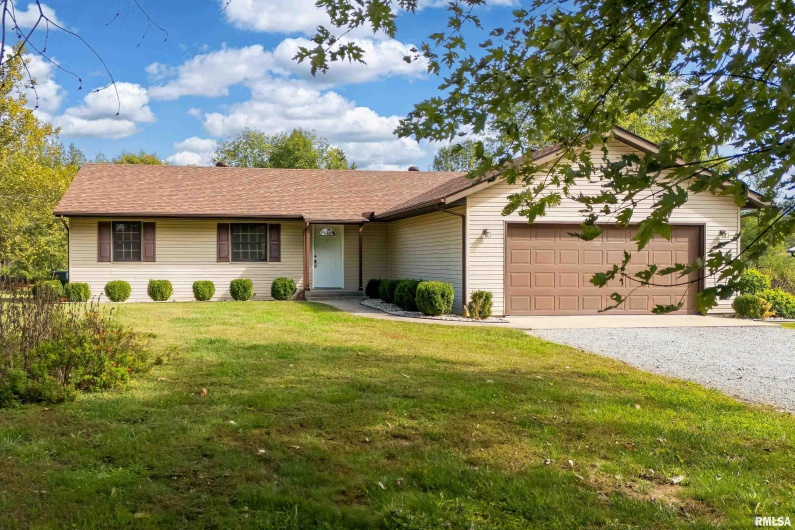 102 THOMAS Road, Carbondale, Illinois 62902, 3 Bedrooms Bedrooms, 0 ,2 BathroomsBathrooms,Residential,For Sale,THOMAS,0,RMAEB460144