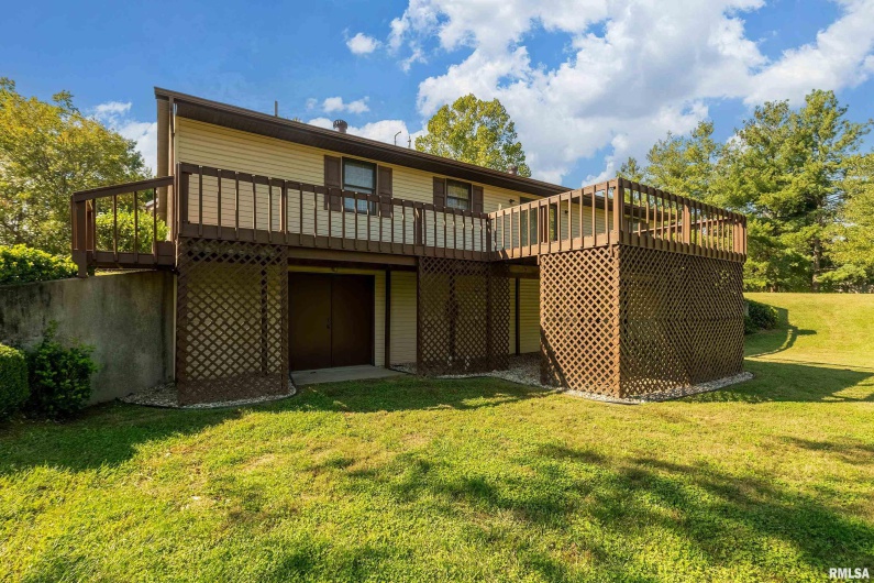 102 THOMAS Road, Carbondale, Illinois 62902, 3 Bedrooms Bedrooms, 0 ,2 BathroomsBathrooms,Residential,For Sale,THOMAS,0,RMAEB460144