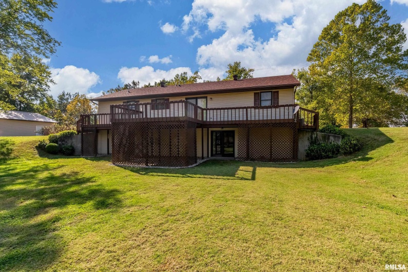 102 THOMAS Road, Carbondale, Illinois 62902, 3 Bedrooms Bedrooms, 0 ,2 BathroomsBathrooms,Residential,For Sale,THOMAS,0,RMAEB460144