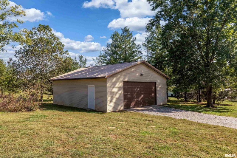 102 THOMAS Road, Carbondale, Illinois 62902, 3 Bedrooms Bedrooms, 0 ,2 BathroomsBathrooms,Residential,For Sale,THOMAS,0,RMAEB460144