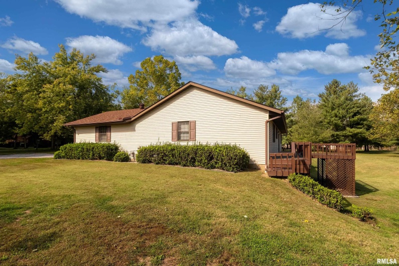 102 THOMAS Road, Carbondale, Illinois 62902, 3 Bedrooms Bedrooms, 0 ,2 BathroomsBathrooms,Residential,For Sale,THOMAS,0,RMAEB460144
