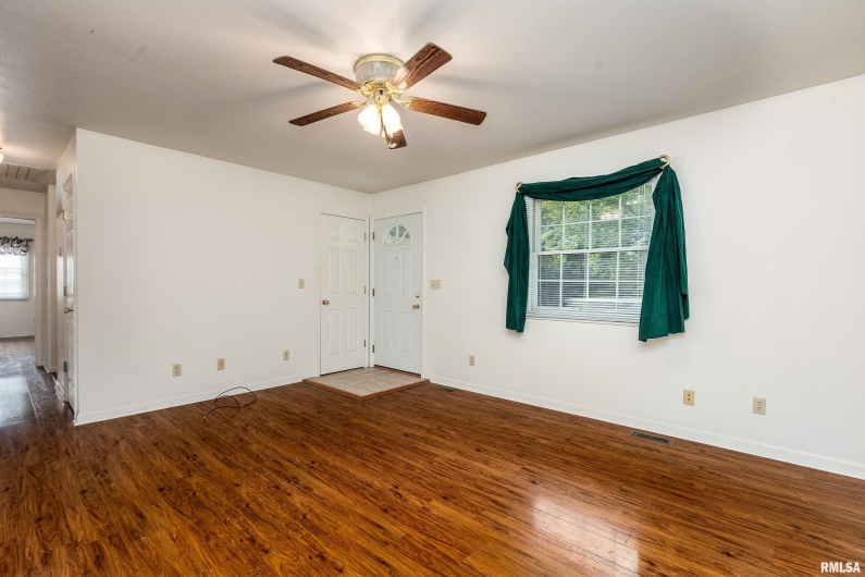 102 THOMAS Road, Carbondale, Illinois 62902, 3 Bedrooms Bedrooms, 0 ,2 BathroomsBathrooms,Residential,For Sale,THOMAS,0,RMAEB460144