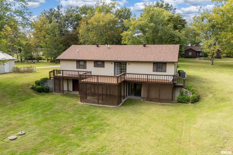 102 THOMAS Road, Carbondale, Illinois 62902, 3 Bedrooms Bedrooms, 0 ,2 BathroomsBathrooms,Residential,For Sale,THOMAS,0,RMAEB460144
