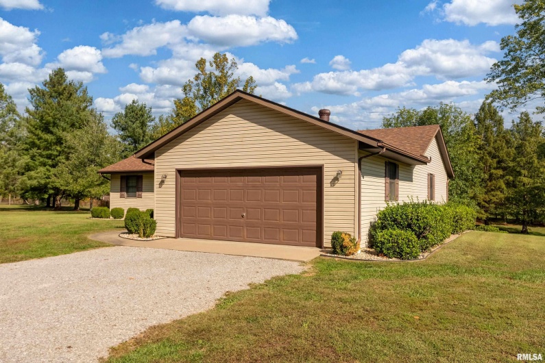 102 THOMAS Road, Carbondale, Illinois 62902, 3 Bedrooms Bedrooms, 0 ,2 BathroomsBathrooms,Residential,For Sale,THOMAS,0,RMAEB460144