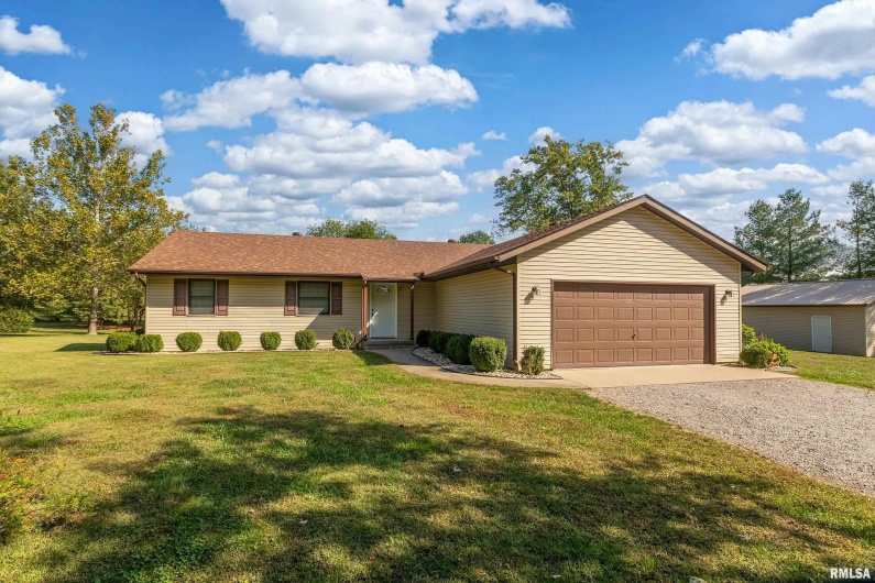 102 THOMAS Road, Carbondale, Illinois 62902, 3 Bedrooms Bedrooms, 0 ,2 BathroomsBathrooms,Residential,For Sale,THOMAS,0,RMAEB460144