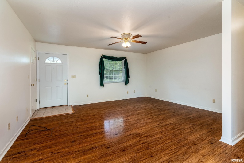 102 THOMAS Road, Carbondale, Illinois 62902, 3 Bedrooms Bedrooms, 0 ,2 BathroomsBathrooms,Residential,For Sale,THOMAS,0,RMAEB460144
