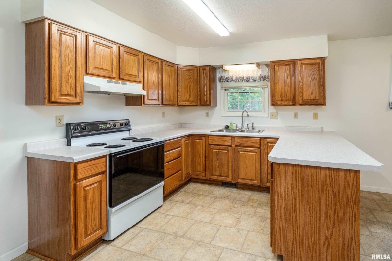 102 THOMAS Road, Carbondale, Illinois 62902, 3 Bedrooms Bedrooms, 0 ,2 BathroomsBathrooms,Residential,For Sale,THOMAS,0,RMAEB460144