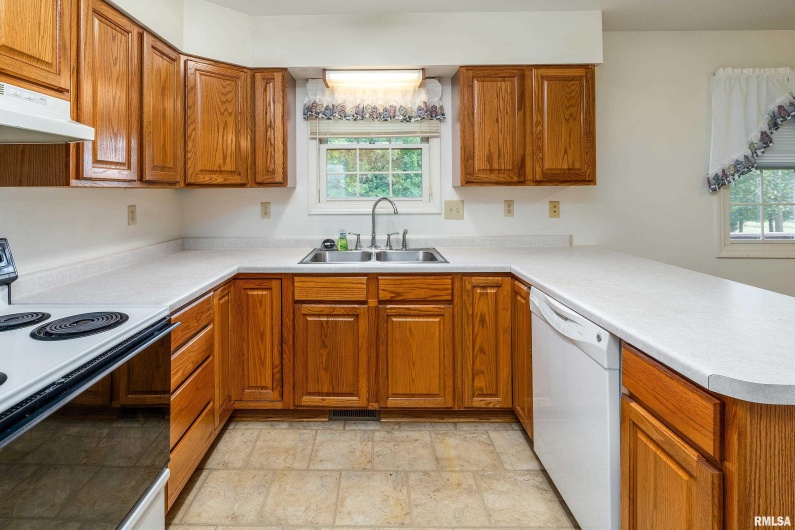 102 THOMAS Road, Carbondale, Illinois 62902, 3 Bedrooms Bedrooms, 0 ,2 BathroomsBathrooms,Residential,For Sale,THOMAS,0,RMAEB460144