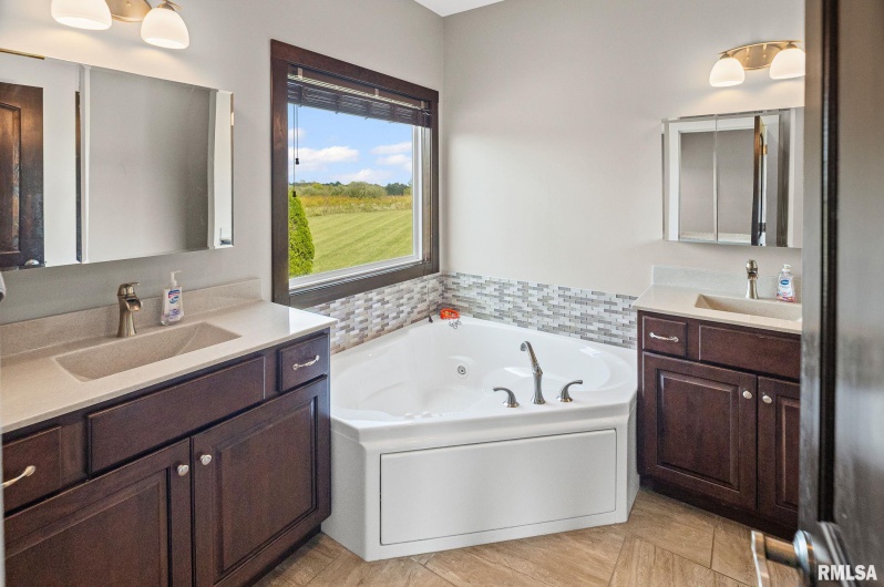 71 Ehlers Road, Campbell Hill, Illinois 62916, 5 Bedrooms Bedrooms, 0 ,3 BathroomsBathrooms,Residential,For Sale,Ehlers,0,RMAEB460120