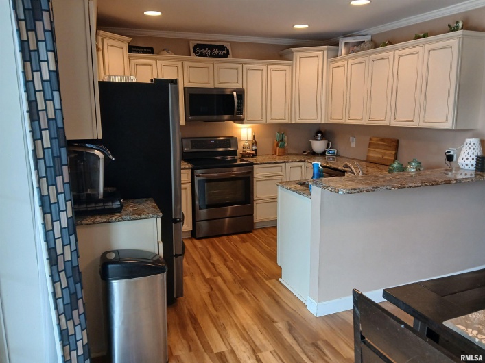 403 8TH Street, Johnston City, Illinois 62951, 4 Bedrooms Bedrooms, 0 ,2 BathroomsBathrooms,Residential,For Sale,8TH,0,RMAEB459151
