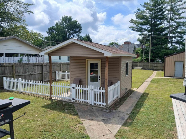 403 8TH Street, Johnston City, Illinois 62951, 4 Bedrooms Bedrooms, 0 ,2 BathroomsBathrooms,Residential,For Sale,8TH,0,RMAEB459151