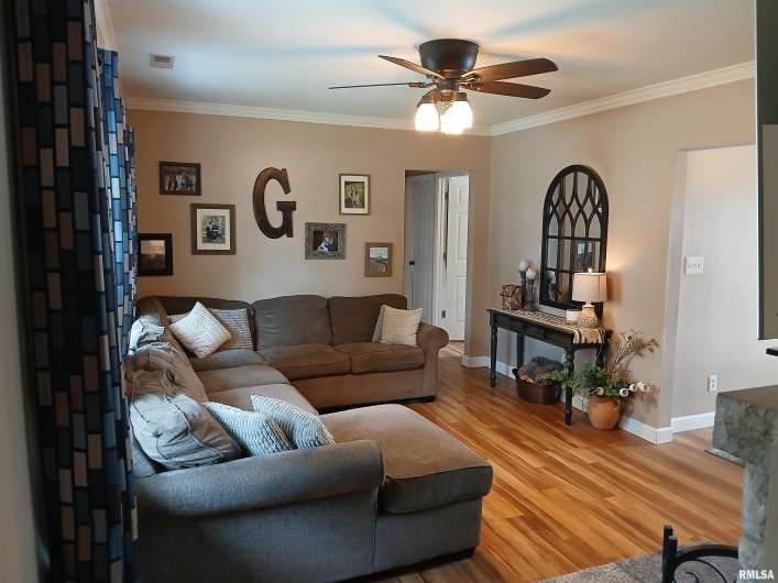 403 8TH Street, Johnston City, Illinois 62951, 4 Bedrooms Bedrooms, 0 ,2 BathroomsBathrooms,Residential,For Sale,8TH,0,RMAEB459151