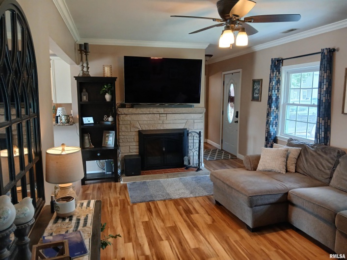 403 8TH Street, Johnston City, Illinois 62951, 4 Bedrooms Bedrooms, 0 ,2 BathroomsBathrooms,Residential,For Sale,8TH,0,RMAEB459151