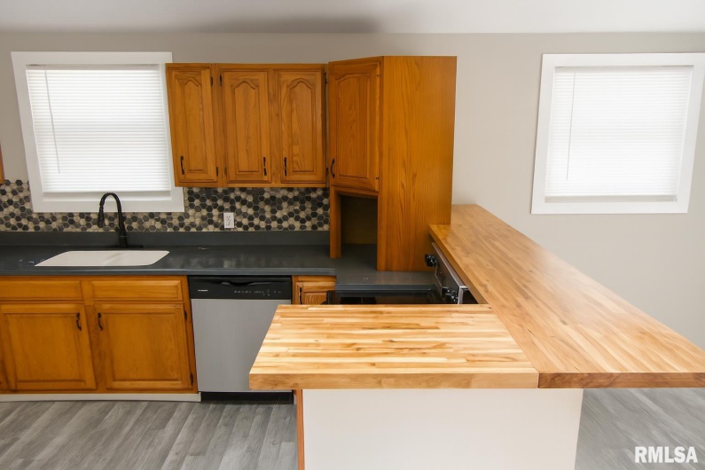 812 MADISON Street, Herrin, Illinois 62948, 3 Bedrooms Bedrooms, 0 ,2 BathroomsBathrooms,Residential,For Sale,MADISON,0,RMAQC4267841