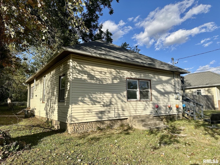 802 9TH Street, Johnston City, Illinois 62951, 2 Bedrooms Bedrooms, 0 ,1 BathroomBathrooms,Residential,For Sale,9TH,0,RMAQC4268524