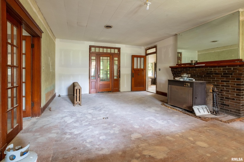 201 Line Street, Creal Springs, Illinois 62922, 3 Bedrooms Bedrooms, 0 ,2 BathroomsBathrooms,Residential,For Sale,Line,0,RMAEB460175