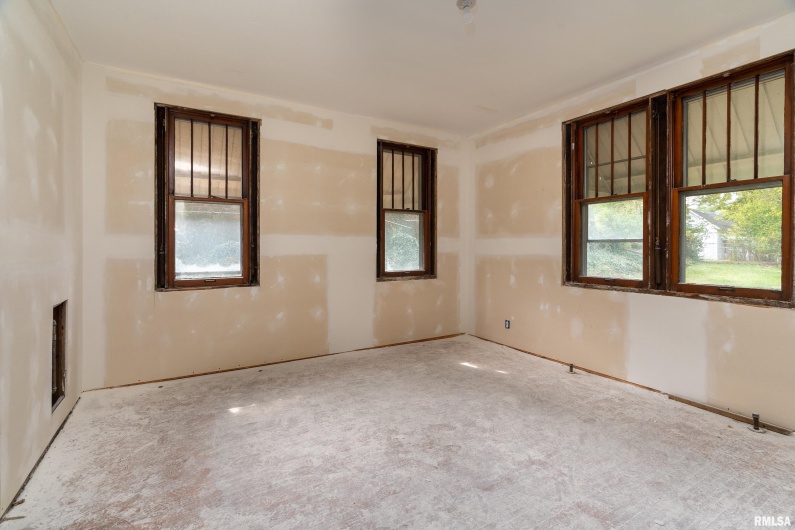 201 Line Street, Creal Springs, Illinois 62922, 3 Bedrooms Bedrooms, 0 ,2 BathroomsBathrooms,Residential,For Sale,Line,0,RMAEB460175