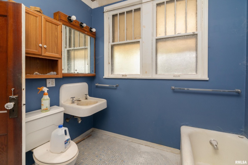 201 Line Street, Creal Springs, Illinois 62922, 3 Bedrooms Bedrooms, 0 ,2 BathroomsBathrooms,Residential,For Sale,Line,0,RMAEB460175