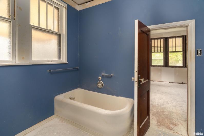 201 Line Street, Creal Springs, Illinois 62922, 3 Bedrooms Bedrooms, 0 ,2 BathroomsBathrooms,Residential,For Sale,Line,0,RMAEB460175