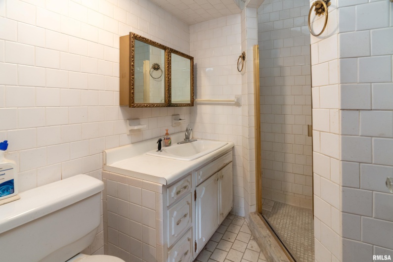 201 Line Street, Creal Springs, Illinois 62922, 3 Bedrooms Bedrooms, 0 ,2 BathroomsBathrooms,Residential,For Sale,Line,0,RMAEB460175