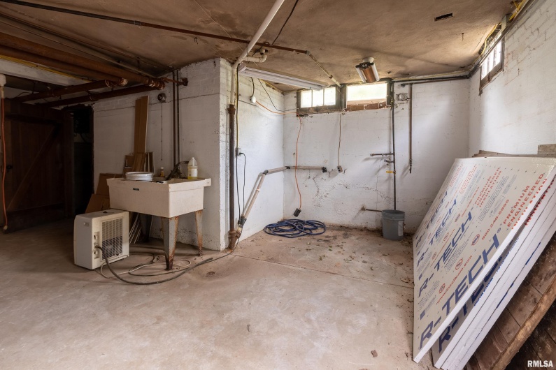 201 Line Street, Creal Springs, Illinois 62922, 3 Bedrooms Bedrooms, 0 ,2 BathroomsBathrooms,Residential,For Sale,Line,0,RMAEB460175