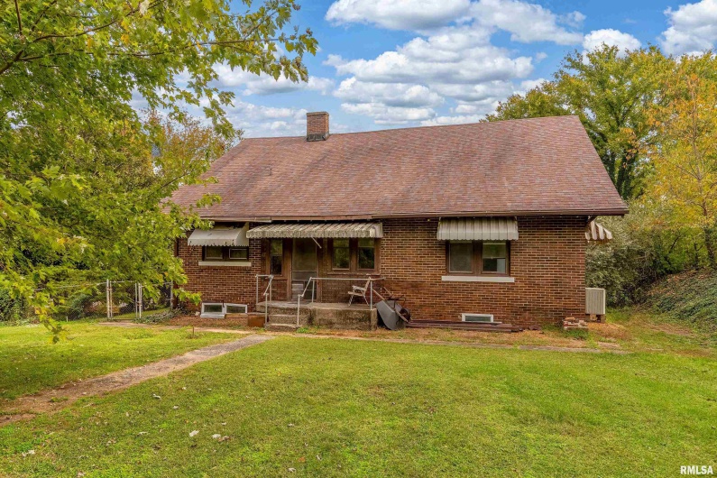201 Line Street, Creal Springs, Illinois 62922, 3 Bedrooms Bedrooms, 0 ,2 BathroomsBathrooms,Residential,For Sale,Line,0,RMAEB460175