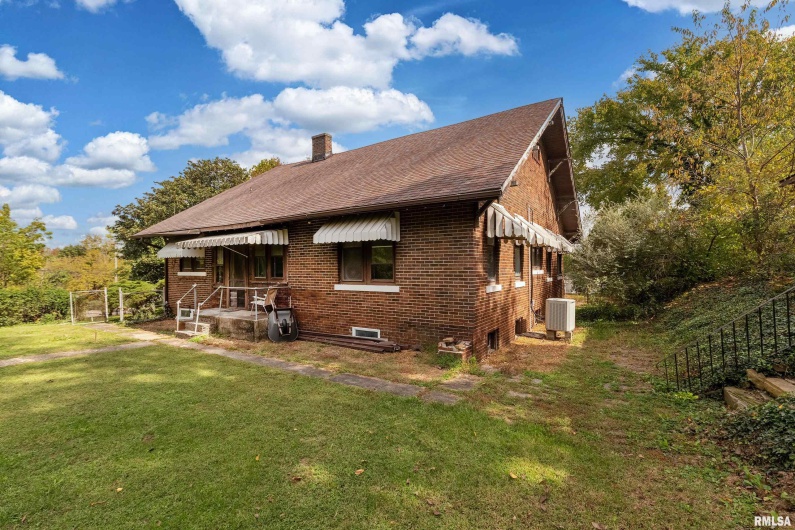 201 Line Street, Creal Springs, Illinois 62922, 3 Bedrooms Bedrooms, 0 ,2 BathroomsBathrooms,Residential,For Sale,Line,0,RMAEB460175