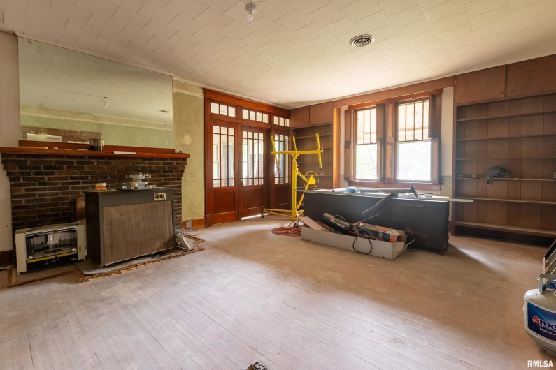 201 Line Street, Creal Springs, Illinois 62922, 3 Bedrooms Bedrooms, 0 ,2 BathroomsBathrooms,Residential,For Sale,Line,0,RMAEB460175